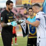 Lewis Ferguson e Wladimiro Falcone si scambiano il gagliardetto