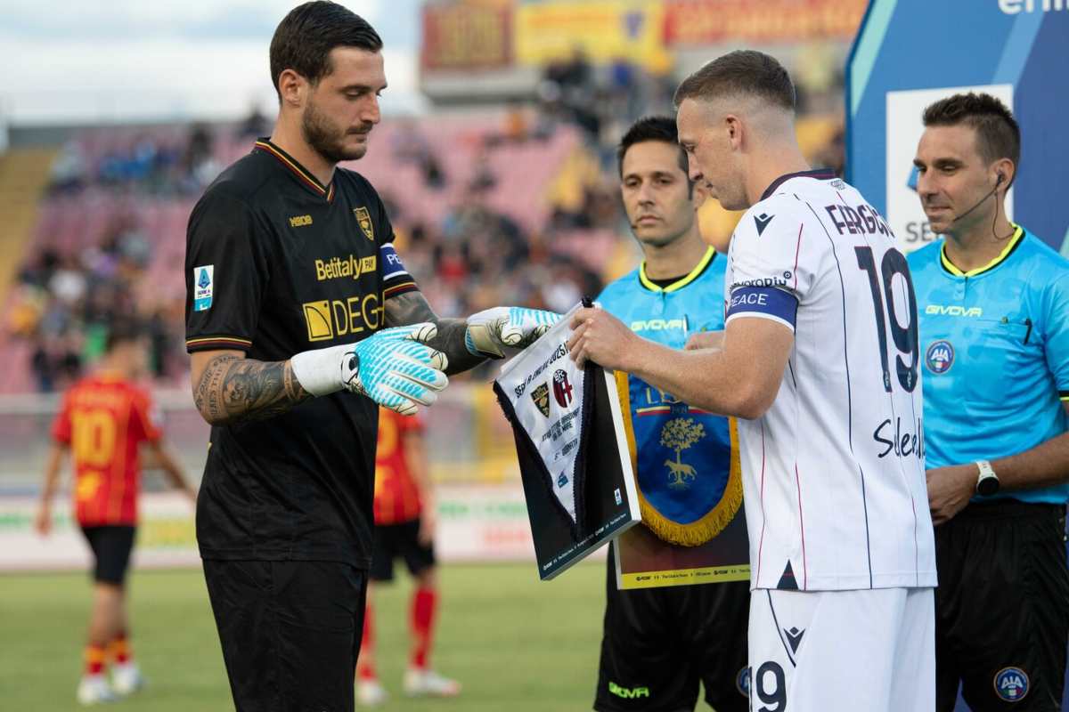Lewis Ferguson e Wladimiro Falcone si scambiano il gagliardetto