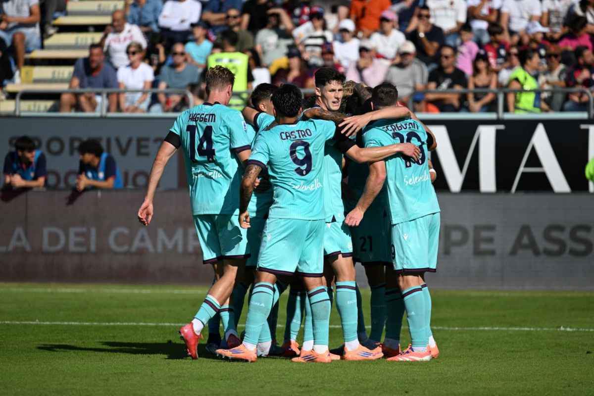 I calciatori del Bologna esultano per il gol in Cagliari-Bologna