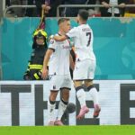 Orsolini e Dallinga esultano per il gol in FCSB-Bologna