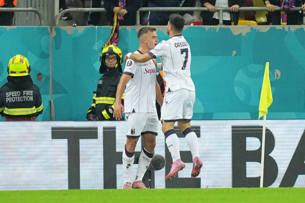 Orsolini e Dallinga esultano per il gol in FCSB-Bologna