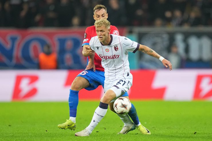 Jens Odgaard con la maglia del Bologna contro l'FCSB
