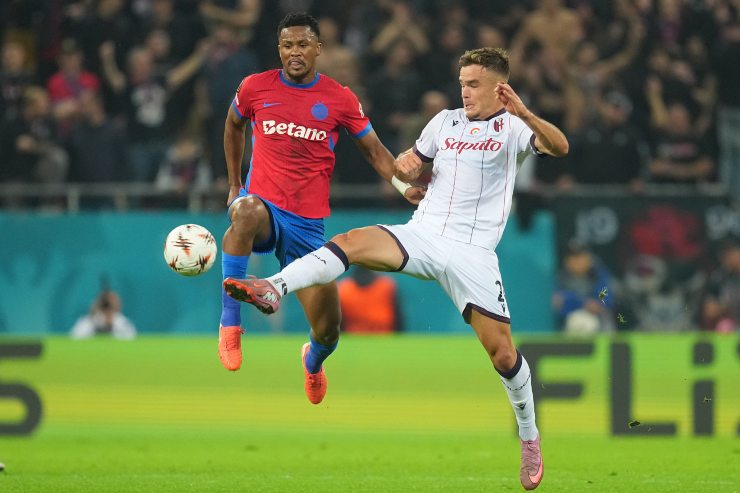 Thijs Dallinga con la maglia del Bologna contro l'FCSB