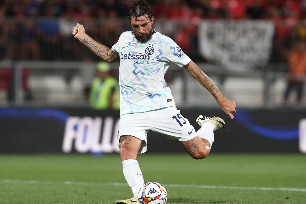 Acerbi batte un rigore durante l’amichevole tra Monza e Inter dell’agosto 2025