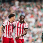 Junior Adamu esulta con Derry Scherhant dopo il gol