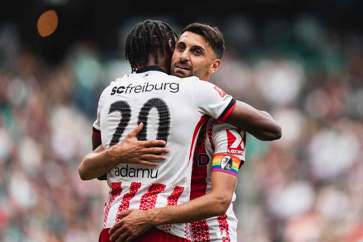 Adamu e Grifo festeggiano il gol in Werder Brema-Friburgo