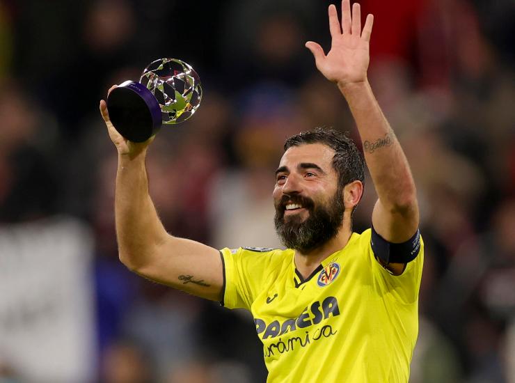 Albiol con il premio in mano