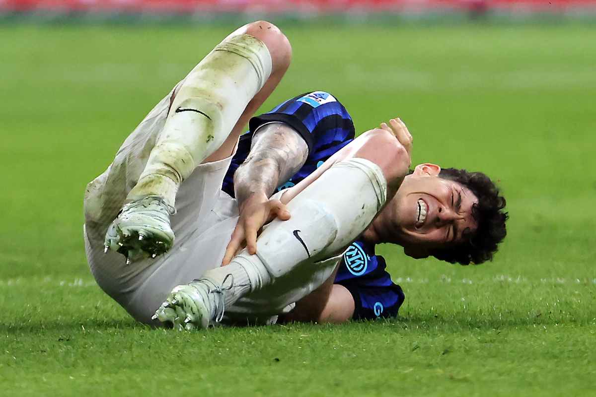 Infortunio Bastoni, guai per Chivu e Gattuso: uscito dal campo aiutato dai medici, le condizioni