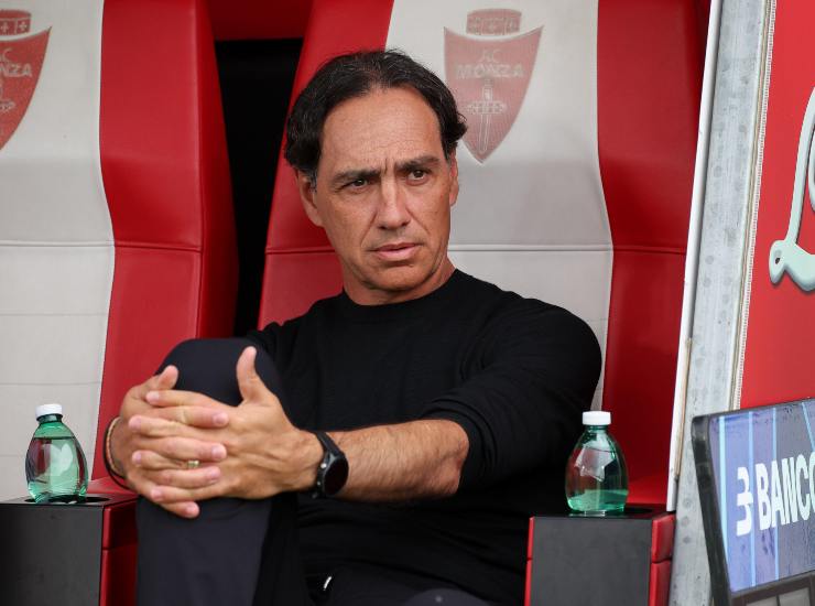 Nesta seduto in panchina