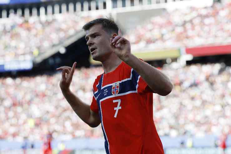 Alexander Sorloth con la maglia della Norvegia