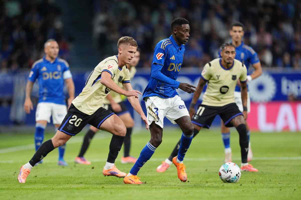 Rahim Alhassane inseguito da Dani Olmo durante Real Oviedo-Barcellona