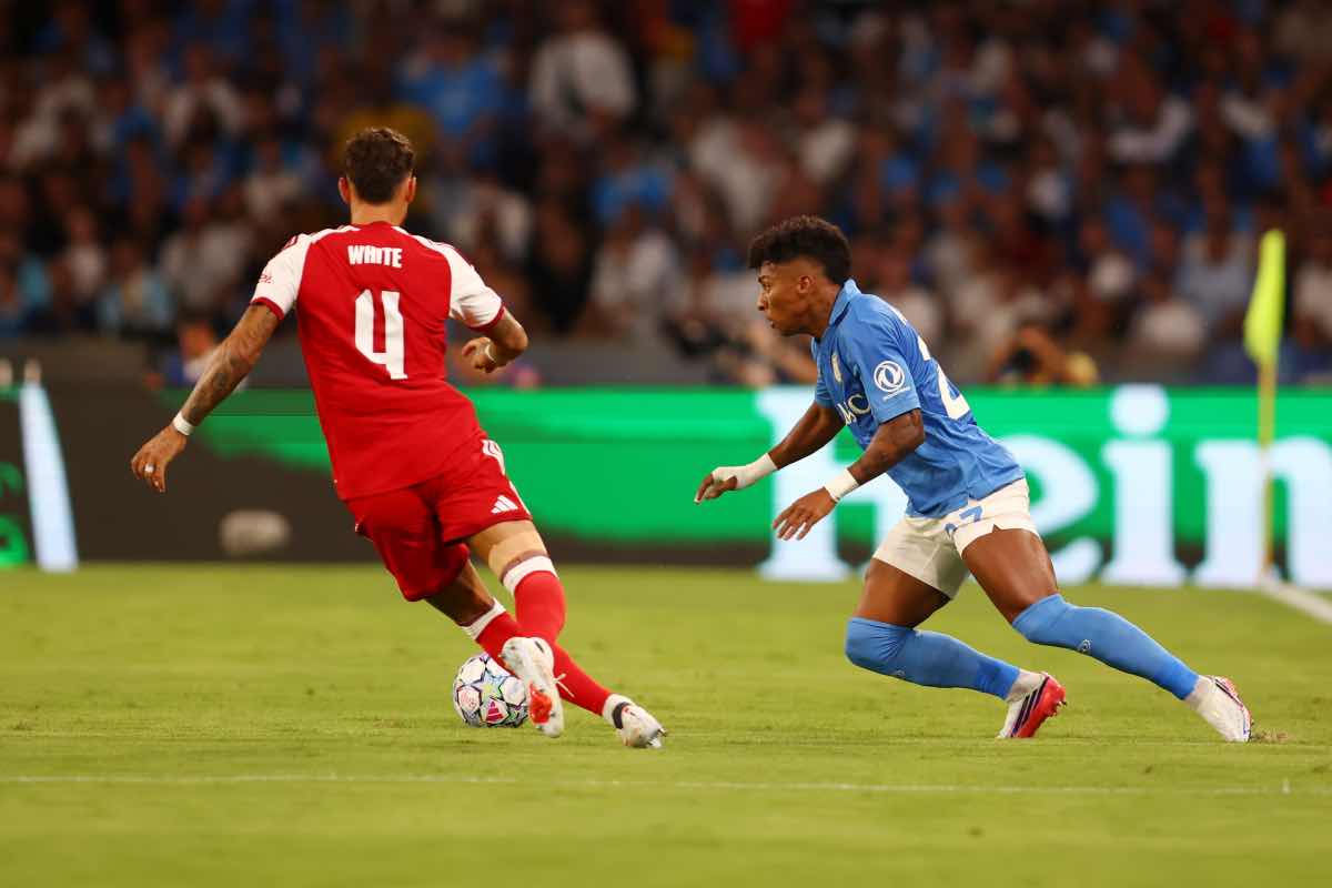 Alisson Santos in azione durante Napoli-Arsenal di Champions League