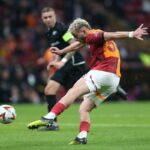 Baris Alper Yilmaz intento a calciare il pallone