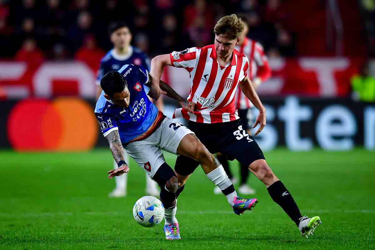 Mikel Amondarain in azione durante Estudiantes-Cerro Porteno di Copa Libertadores