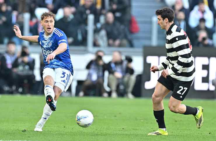 Andrea Cambiaso in azione con la Juve