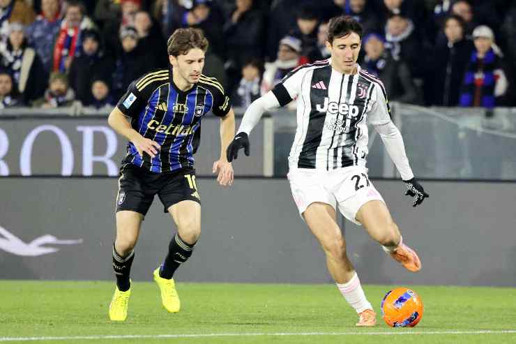 Andrea Cambiaso in azione con la Juve
