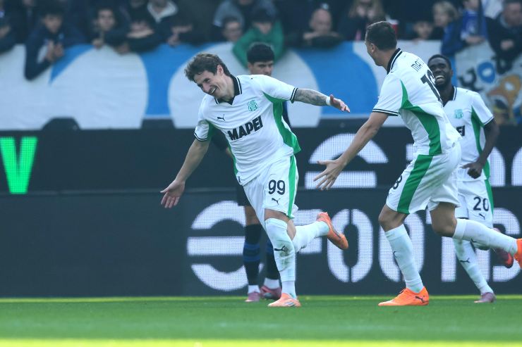 Andrea Pinamonti esulta dopo un gol