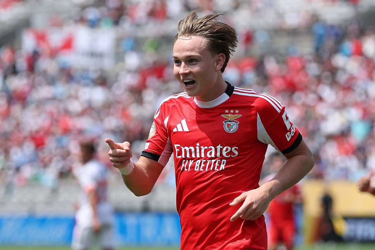 Andreas Schjelderup esulta dopo un gol