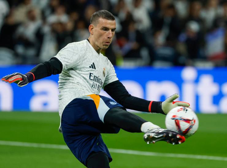 Lunin durante un rinvio