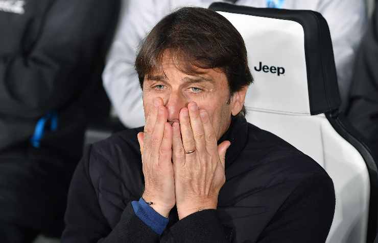 Antonio Conte con le mani in faccia