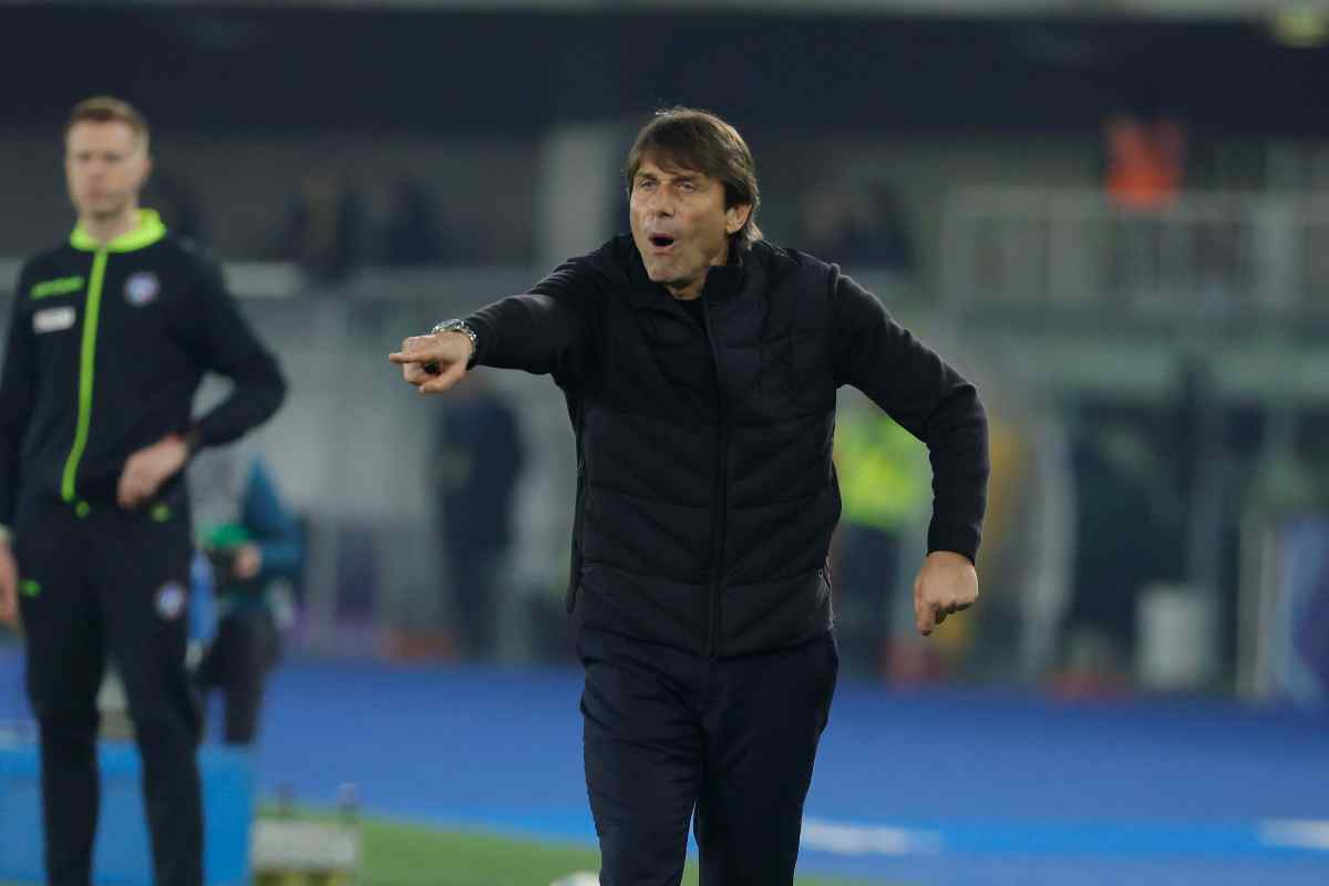 Antonio Conte dà indicazioni in panchina