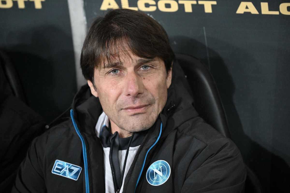 Antonio Conte pensieroso e preoccupato in panchina