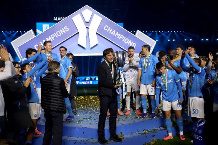 Conte posa con il trofeo