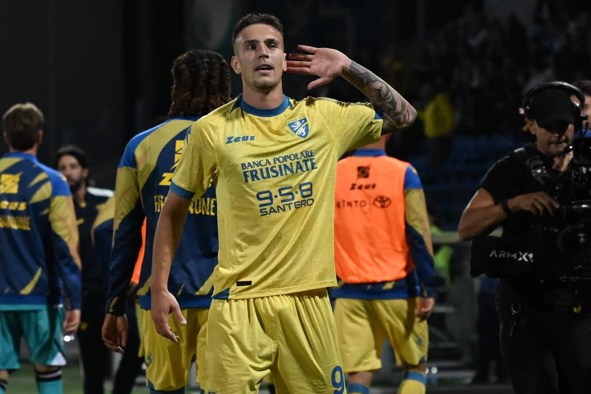 Antonio Raimondo esulta dopo il gol in Frosinone-Sassuolo