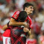 Silva abbraccia un compagno