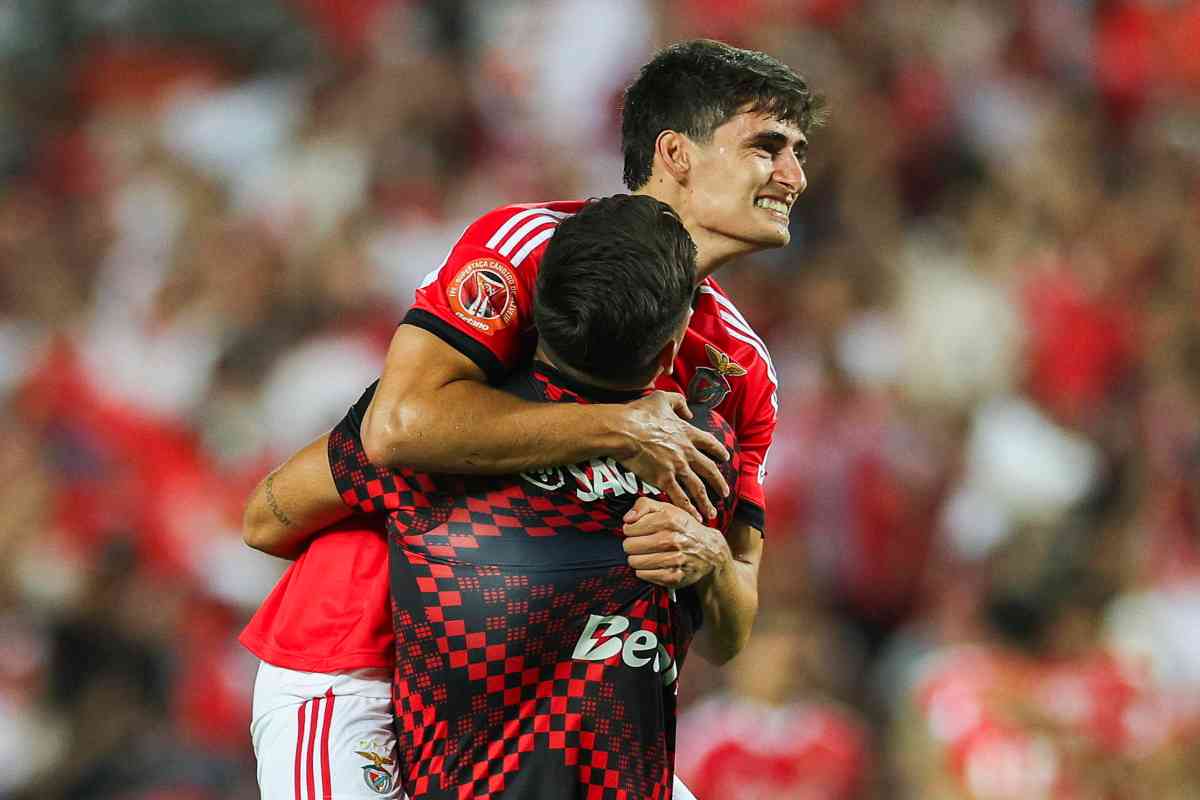 Silva abbraccia un compagno