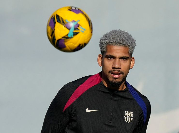 Araujo osserva la palla