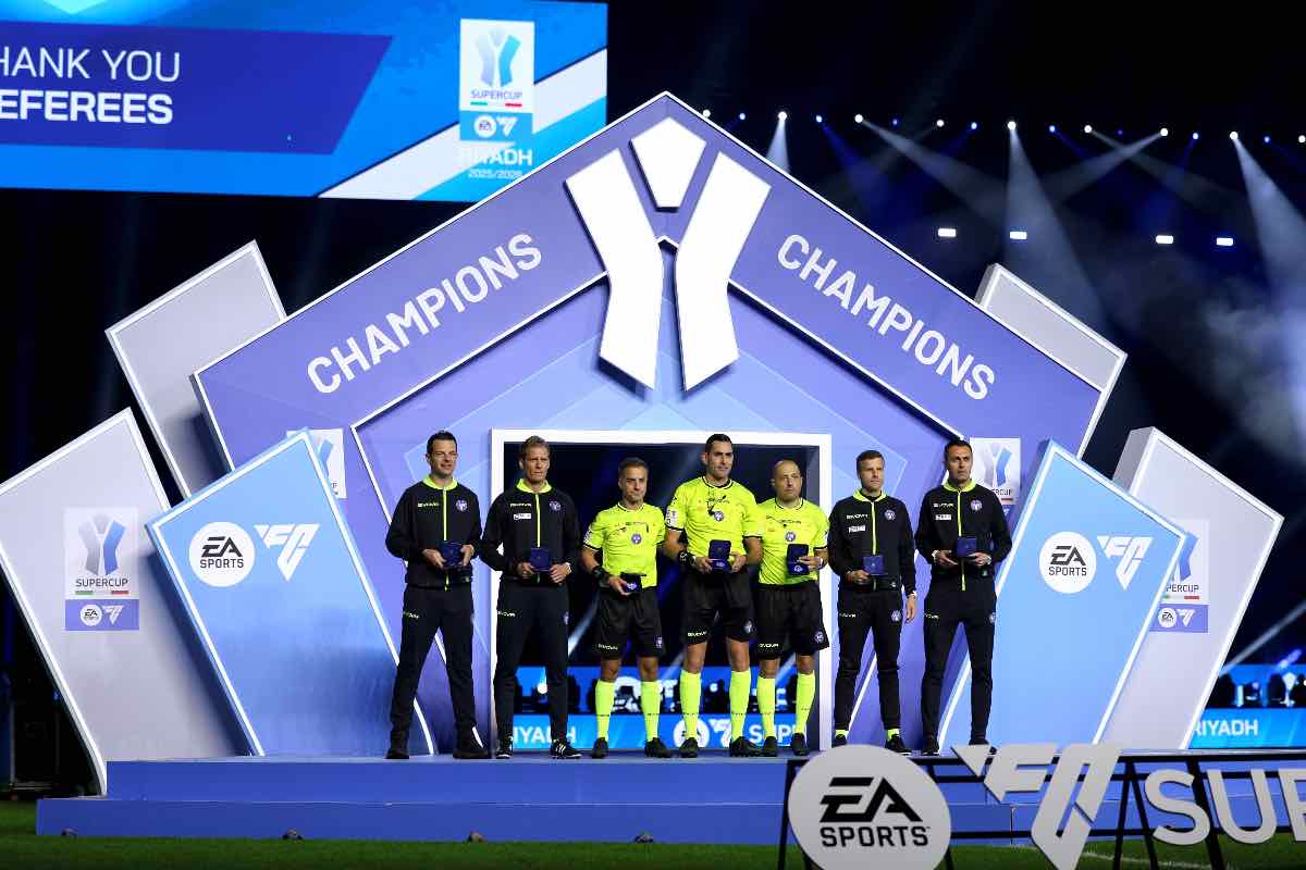 Colombo e i suoi assistenti premiati dopo Napoli-Bologna di Supercoppa