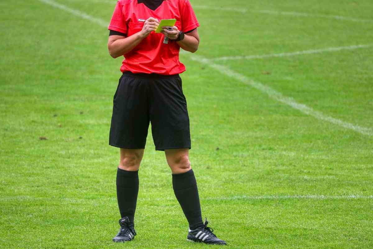 Caos in campionato, arbitro sotto scorta: dopo l’ultima gara minacce alla famiglia