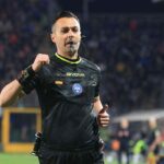 L'arbitro Marco Di Bello in campo