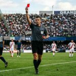 Arbitro sventola cartellino rosso