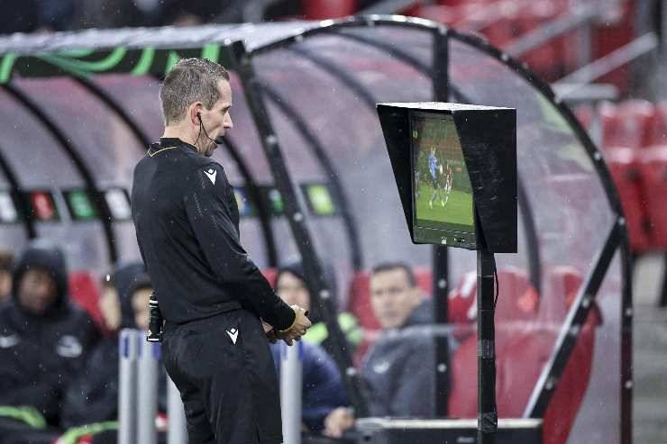 Un arbitro al monitor del Var 