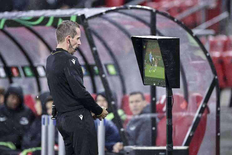 Un arbitro al monitor Var