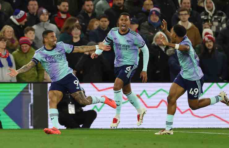 Gabriel Jesus esulta con i compagni