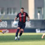 Artem Dovbyk in azione durante l’amichevole tra Bologna e Pisa