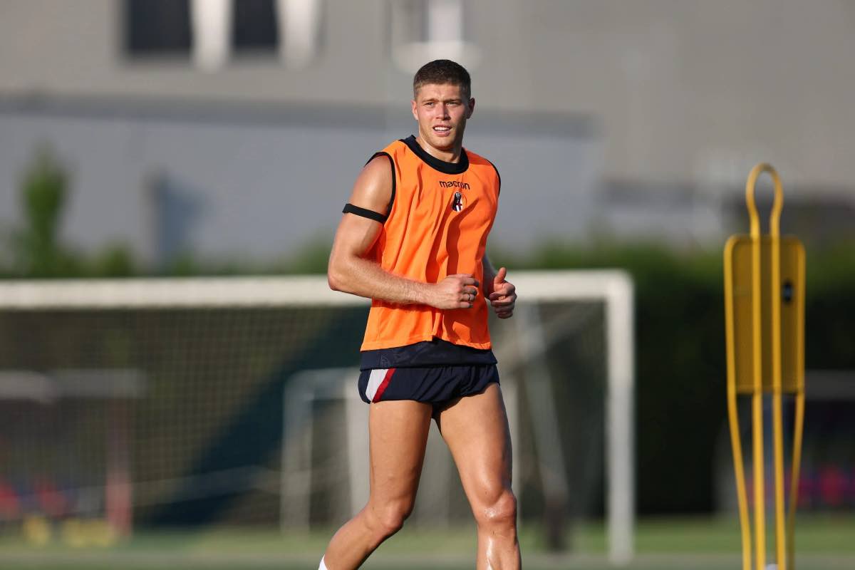 Artem Dovbyk durante un allenamento con il Bologna