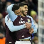 Asensio abbracciato da un compagno