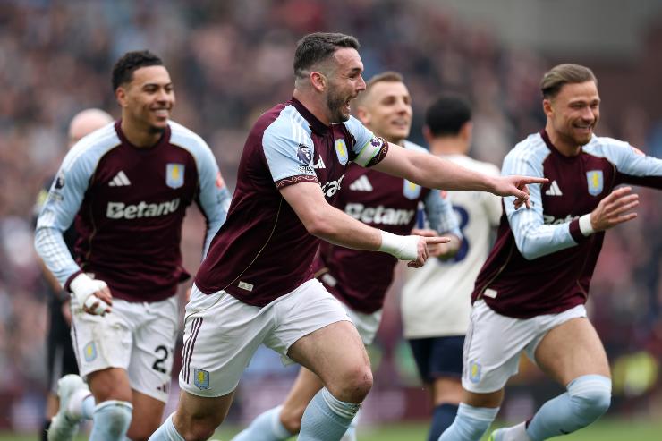 L'Aston Villa esulta dopo un gol