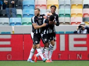 Atta esulta dopo una rete