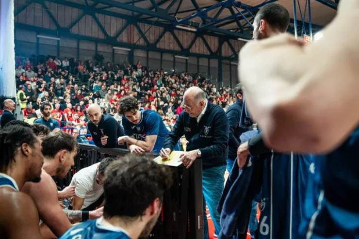 Attilio Caja dà indicazioni durante un timeout