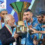 Aurelio De Laurentiis alza il trofeo