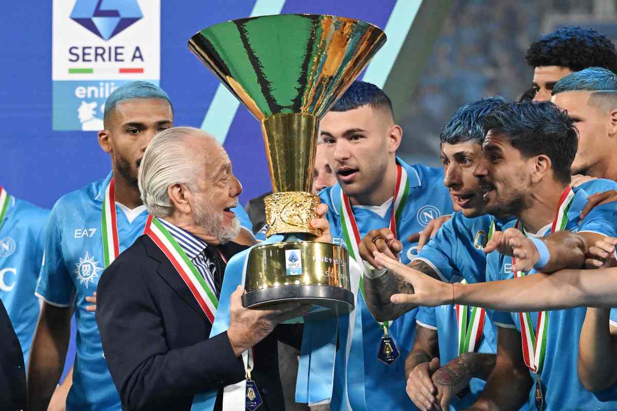 Aurelio De Laurentiis alza il trofeo