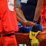 Un giocatore in barella