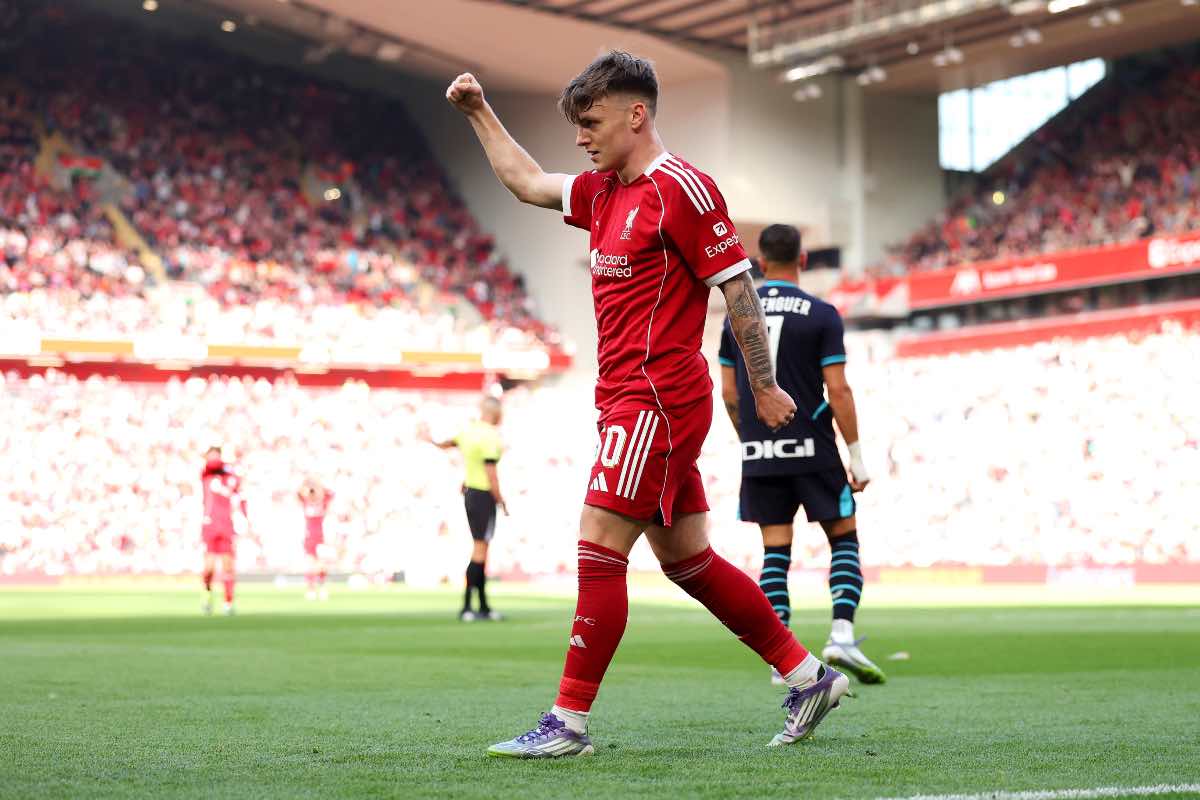 jene-stephaniuk-lkmGeyLItrw-unsplash-ls Ben Doak con la maglia del Liverpool
