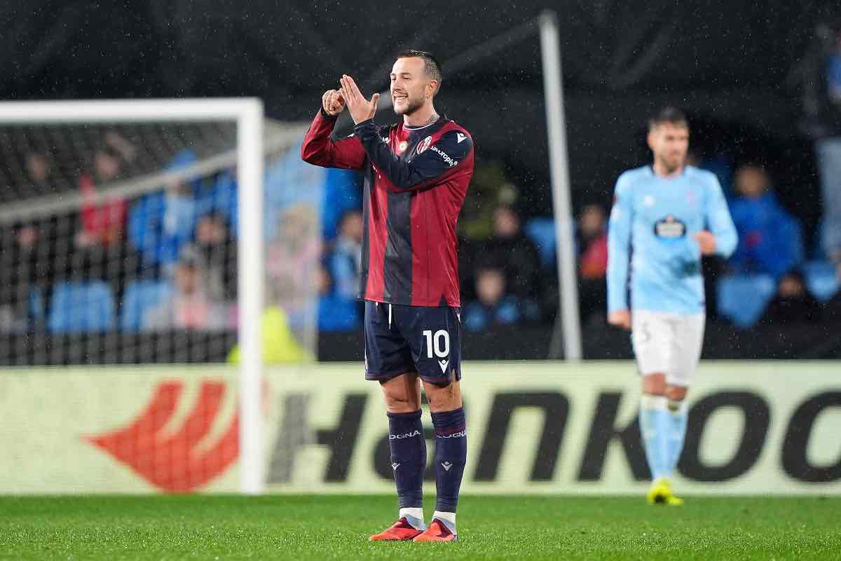 Federico Bernardeschi esulta dopo il gol in Celta Vigo-Bologna di Europa League