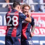 Federico Bernardeschi esulta con Cambiaghi dopo il gol in Bologna-Torino
